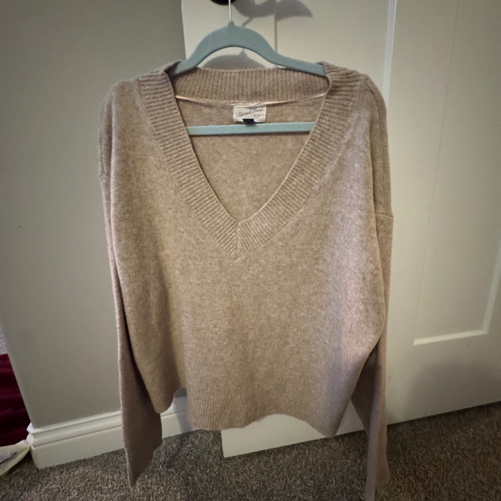 Universal Thread Women's Tan V-Neck Sweater